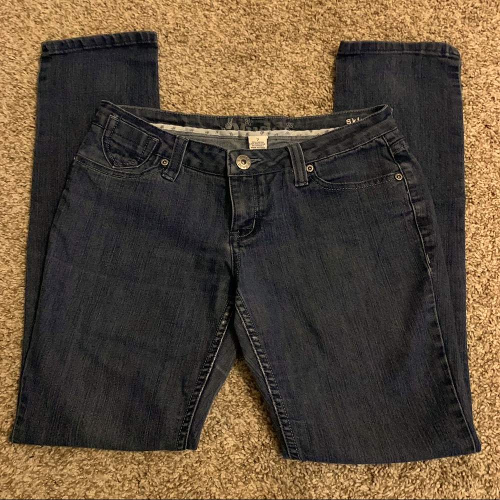 Size 7 Mudd skinny jeans. Like new condition.